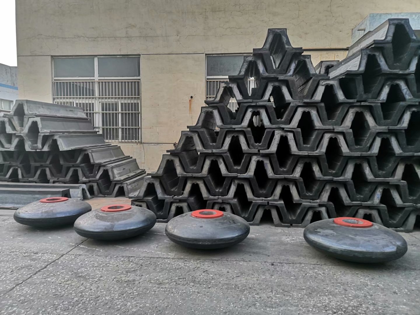 轉動型橡膠護舷